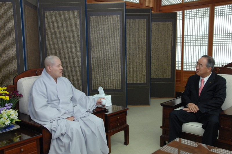 2010.05.14_동국대 오영교 총장 봉축기금 전달 (8)